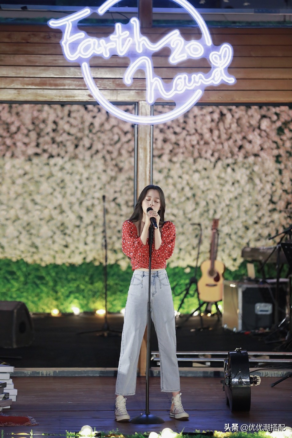 欧阳娜娜穿小碎花吊带搭配背带裤,欧阳娜娜穿单边背带裤元气满满