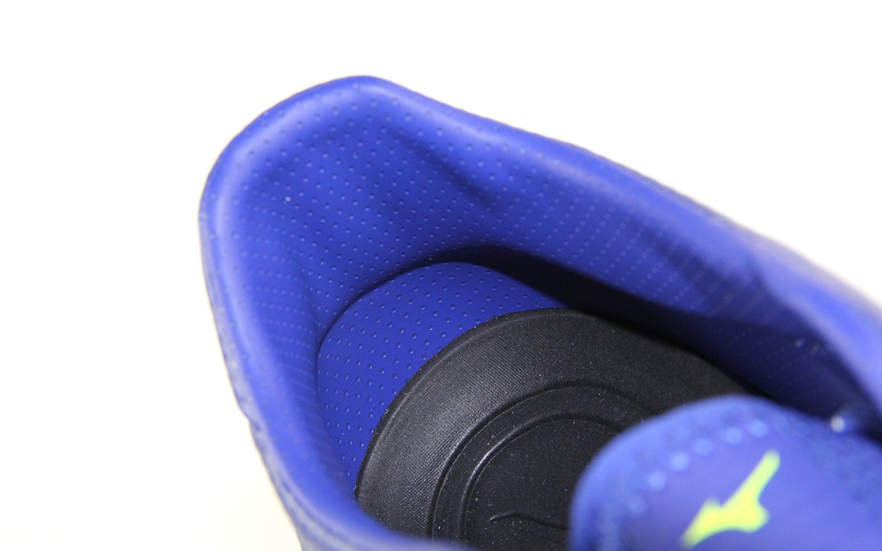 织物一体鞋舌,美津浓morelia2proag测评