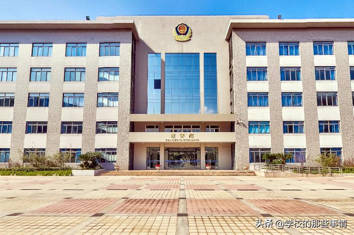 上海一本科学院排名靠后，名气不高，九成以上毕业生成为公务员