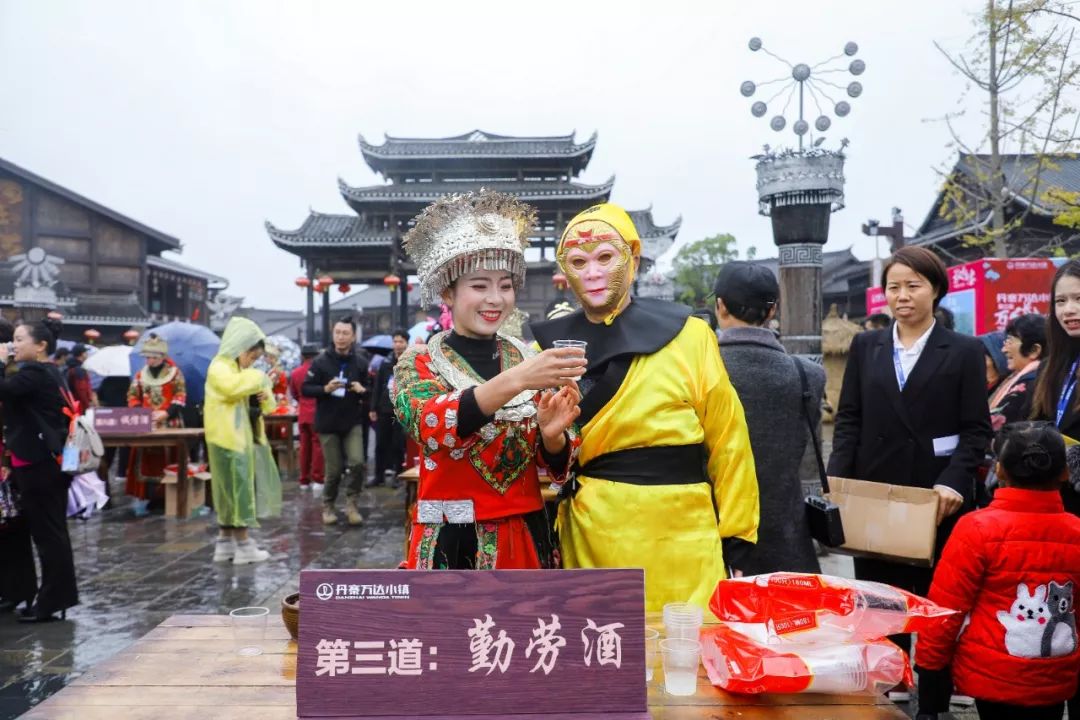 5万人PK酒量饭量胆量!这个饭局水陆两栖震撼上天