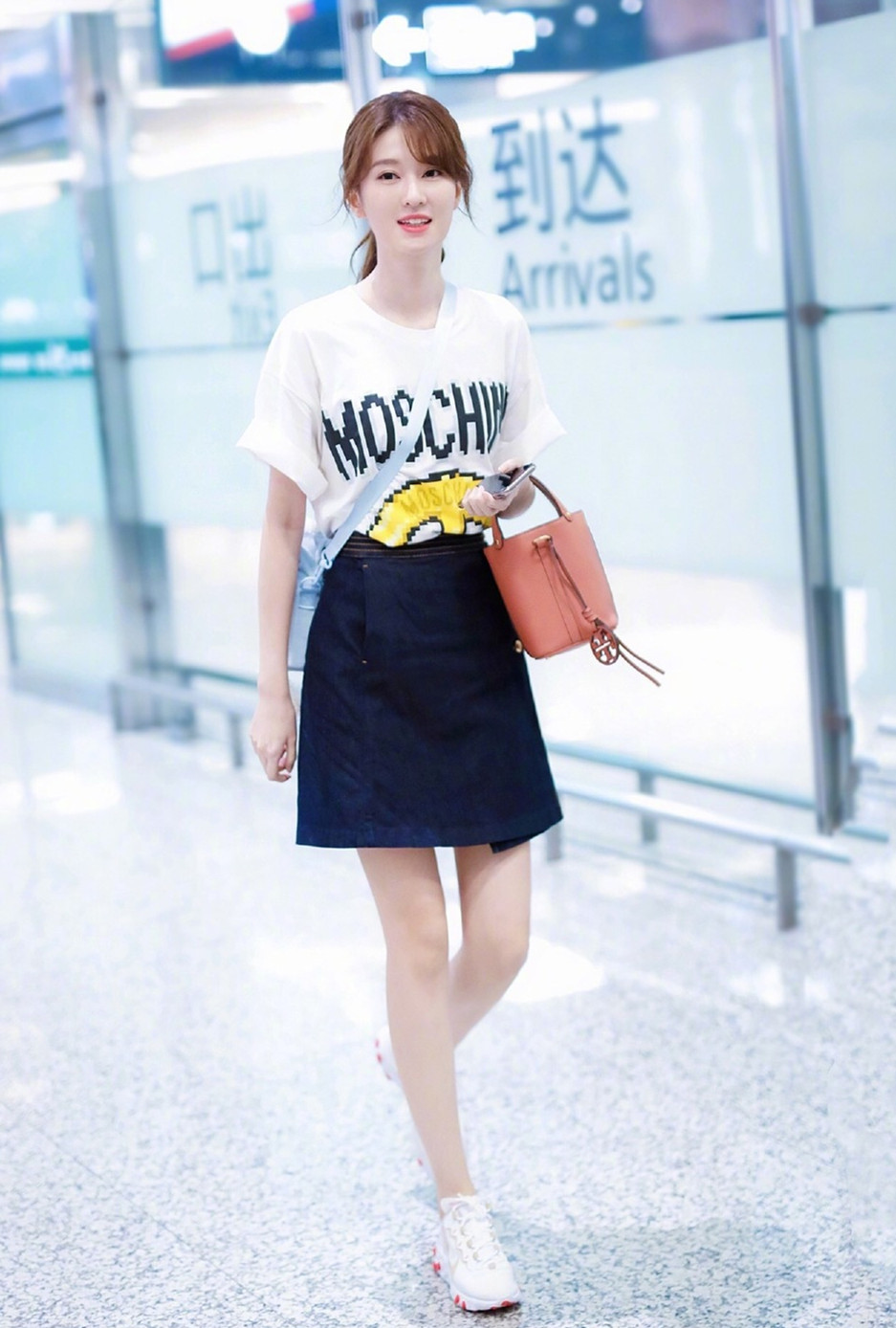 乔欣身穿紧身衣牛仔裤简约时尚,乔欣露脐t恤紧身牛仔裤穿搭