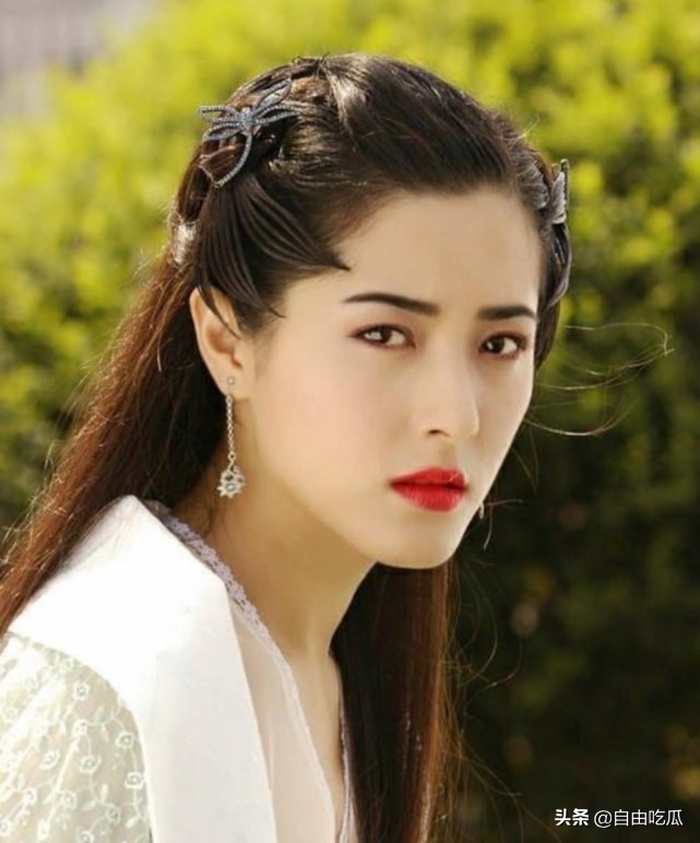 43岁曾黎皮肤白皙对镜甜笑,43岁曾黎发型图片