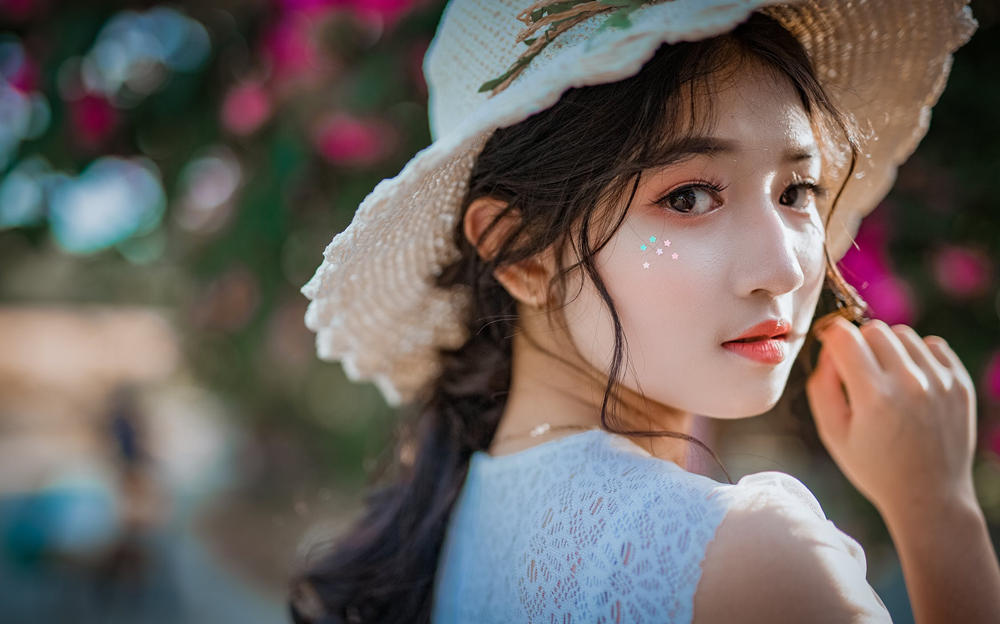 男人聊天很枯燥,男子每天无所事事