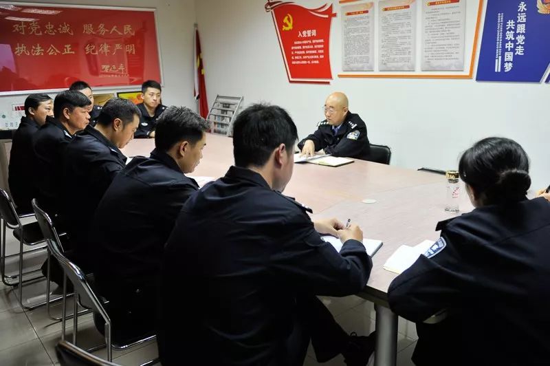 她在办公桌上放倒计时牌，只因不忍离别