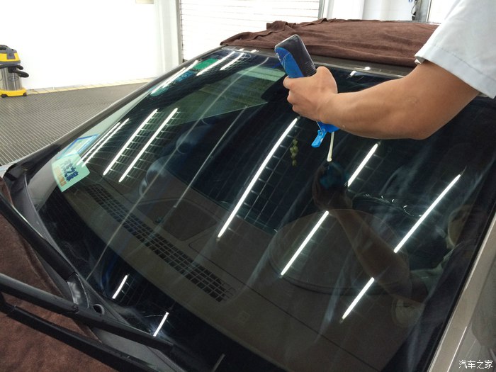 汽车玻璃洗不干净模糊用什么最好,汽车玻璃刮不净怎么办