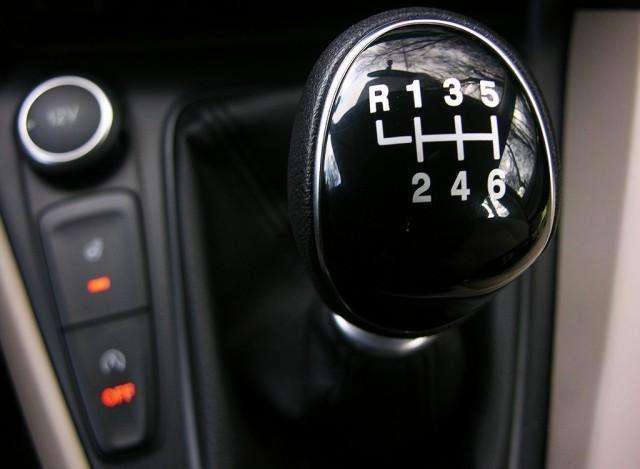 高速开车突然爆胎紧急处理,高速突然爆胎采取安全措施是什么