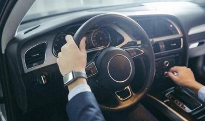 高速开车突然爆胎紧急处理,高速突然爆胎采取安全措施是什么