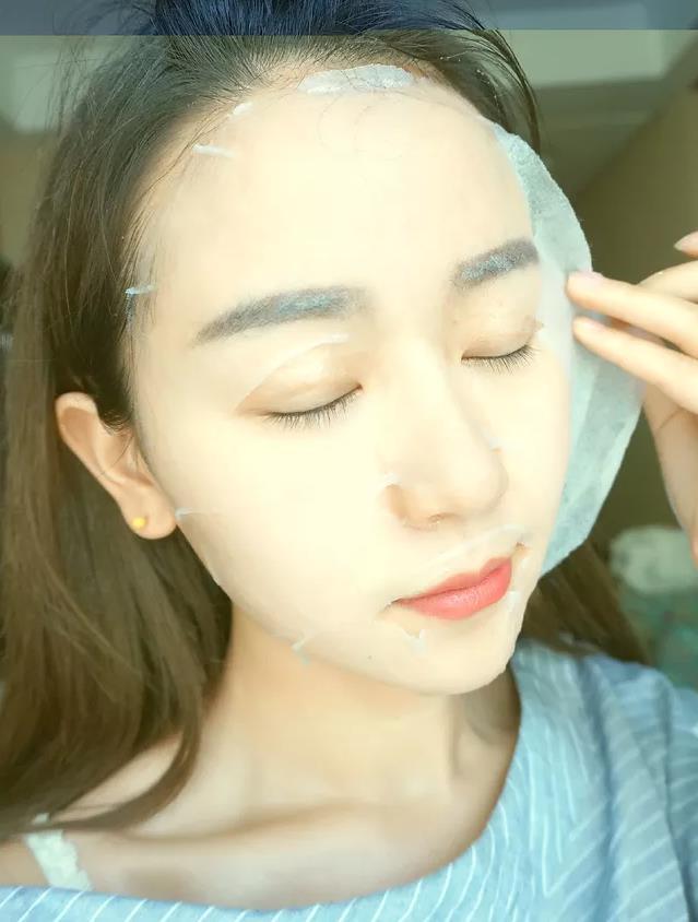 脸上长痘痘可以敷面膜吗,长痘痘期间能用维生素e敷面膜吗