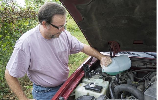 挡风玻璃发白清洁小妙招,挡风玻璃怎么清洗更干净