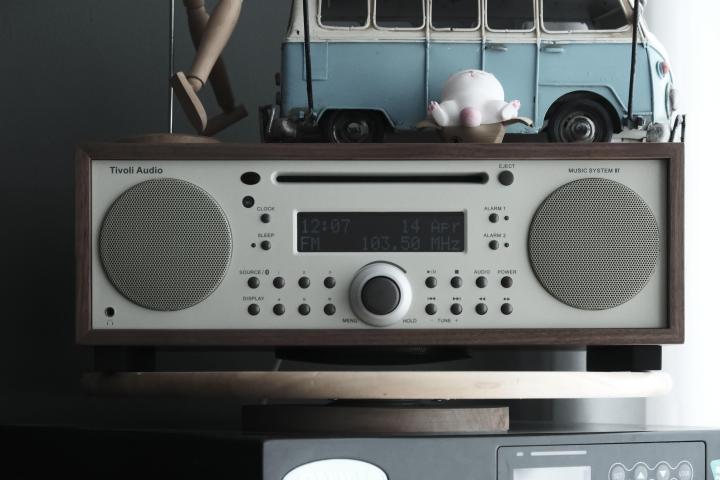 推荐一款简单精致的电脑桌 (实木电脑桌效果图大全2015款)