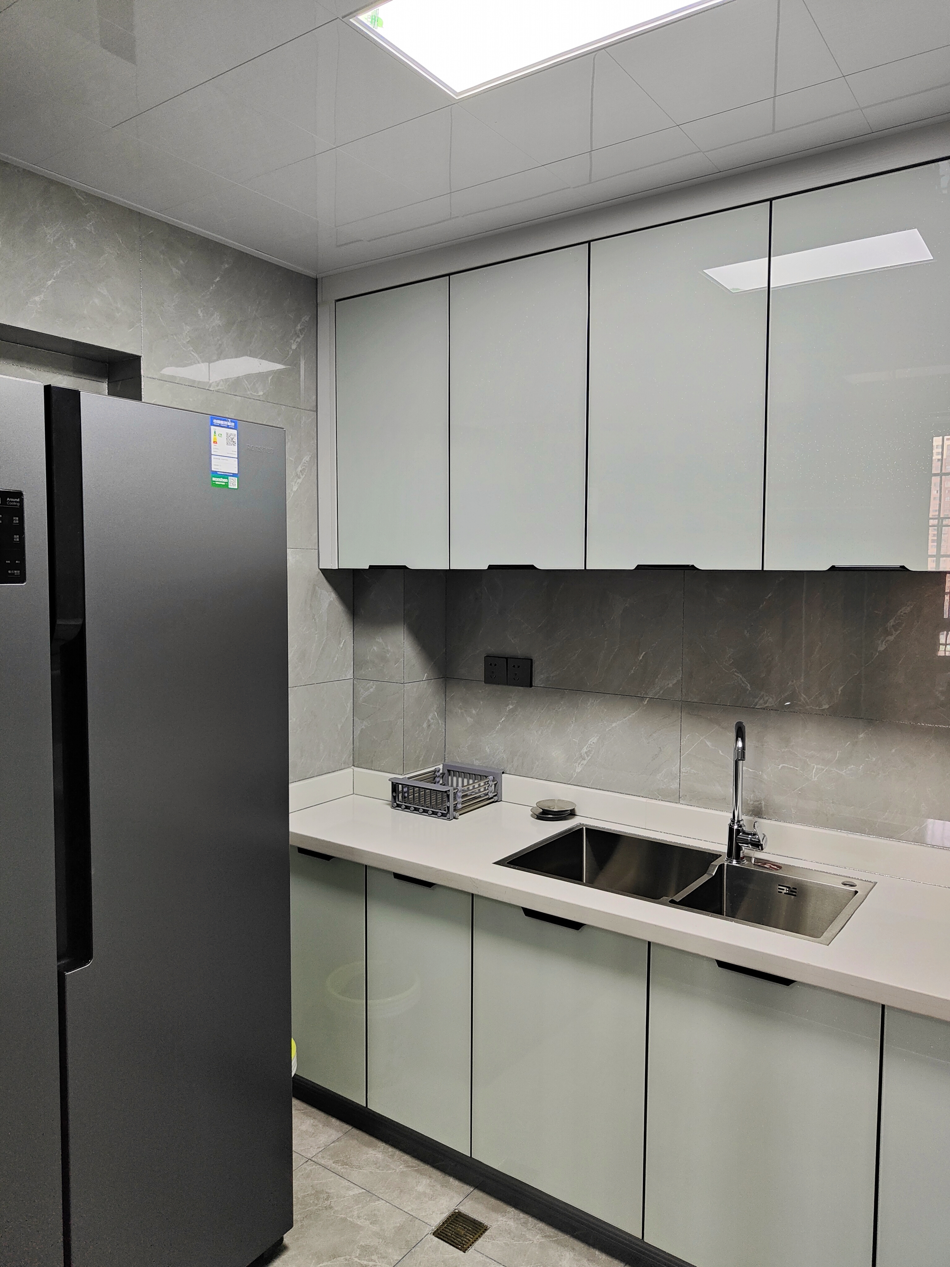 古蔺锦华城，三室两厅现代设计，鱼肚白大理石与钛金线条的碰撞