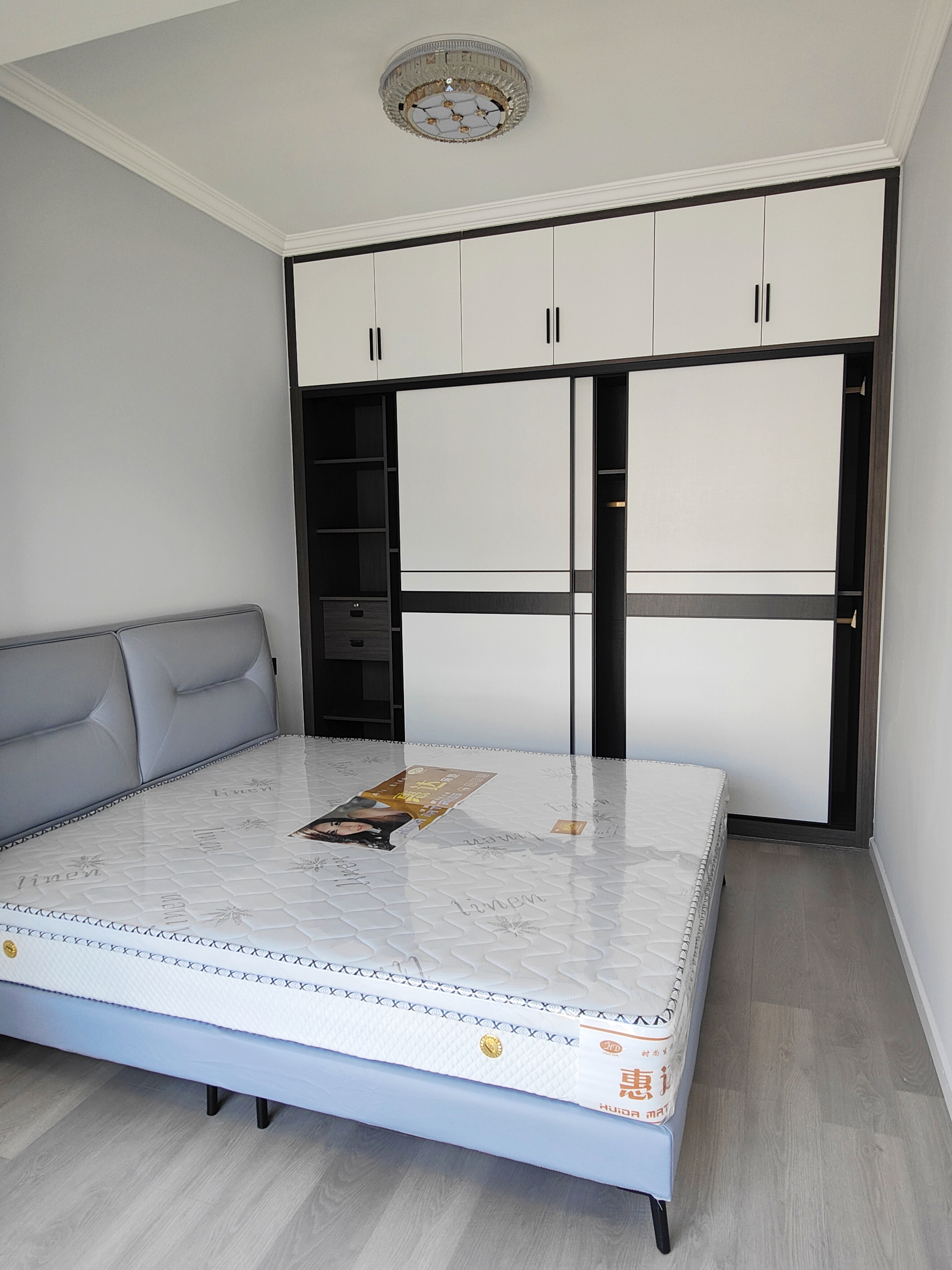 古蔺锦华城，三室两厅现代设计，鱼肚白大理石与钛金线条的碰撞