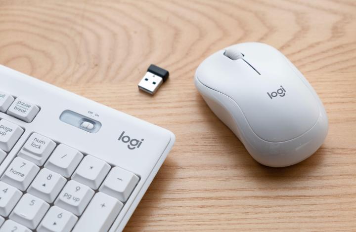 推荐一款简单精致的电脑桌 (实木电脑桌效果图大全2015款)