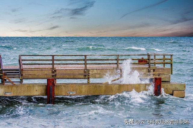 波兰民众抢购煤炭案件视频,波兰民众熬夜排队购煤