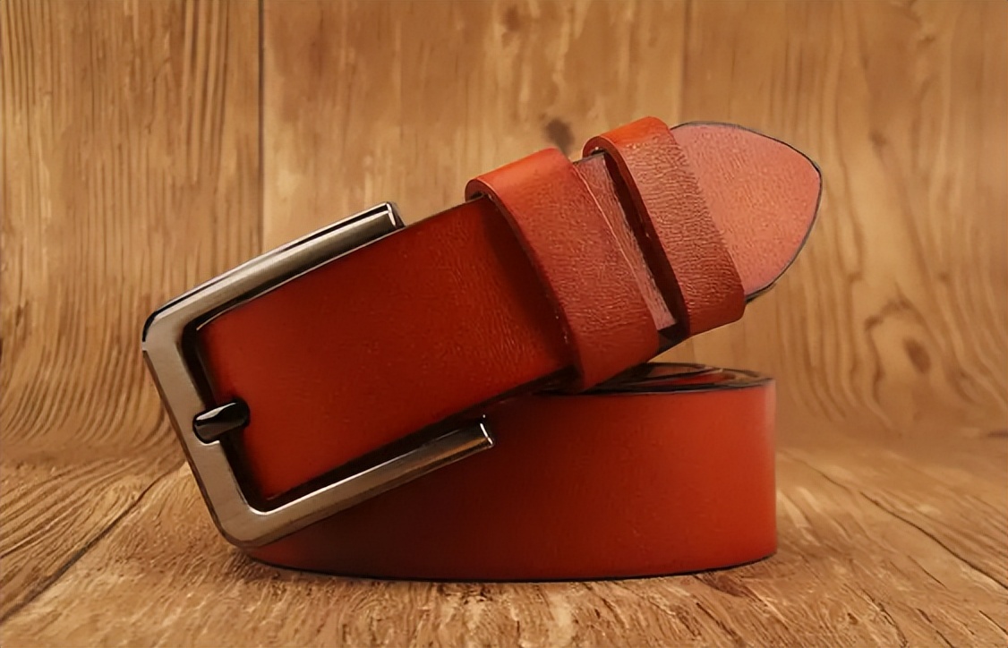 地摊上老式的现割牛皮带,地摊现割牛皮