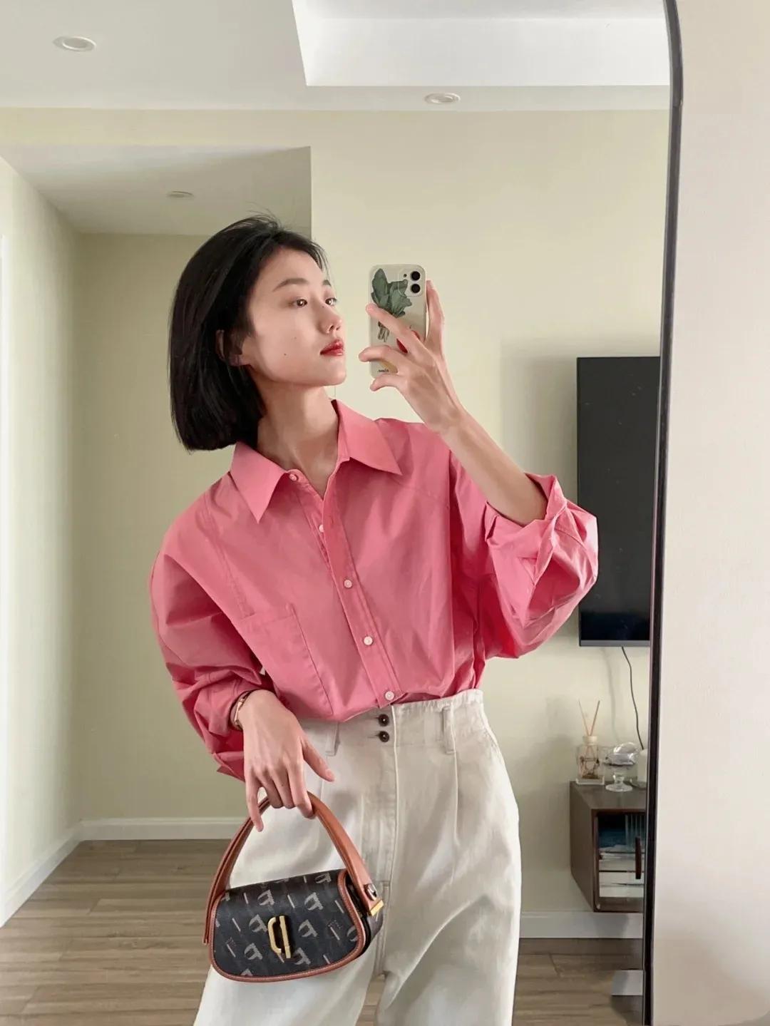 时尚穿搭展示粉色衬衫搭配牛仔裤,粉色衬衫搭配什么颜色的裤子好看