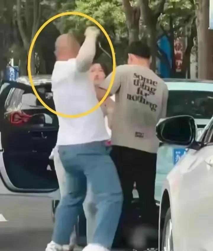 南京光头男打人事件后续已被刑拘,南京光头打人事件警方处理