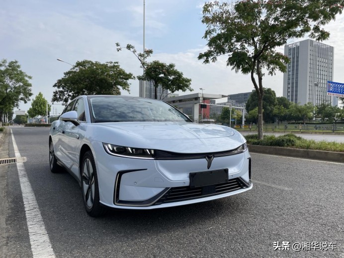 岚图追光舒适和运动模式区别,新车岚图商务车7座售价