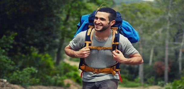 外国人旅游背个大包 (外国人旅游偏爱背包)