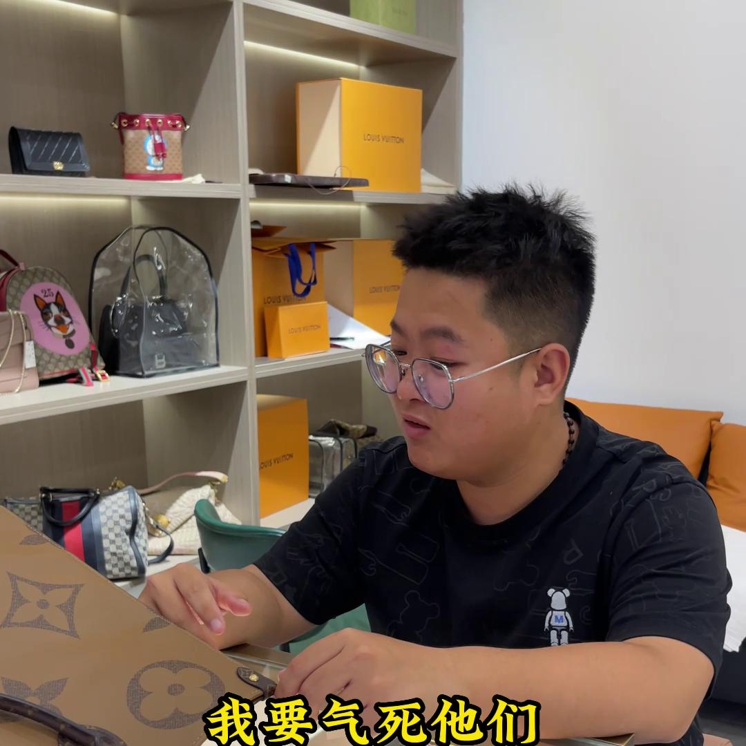 养母生日小伙竟给亲生母亲送钟#名牌包包