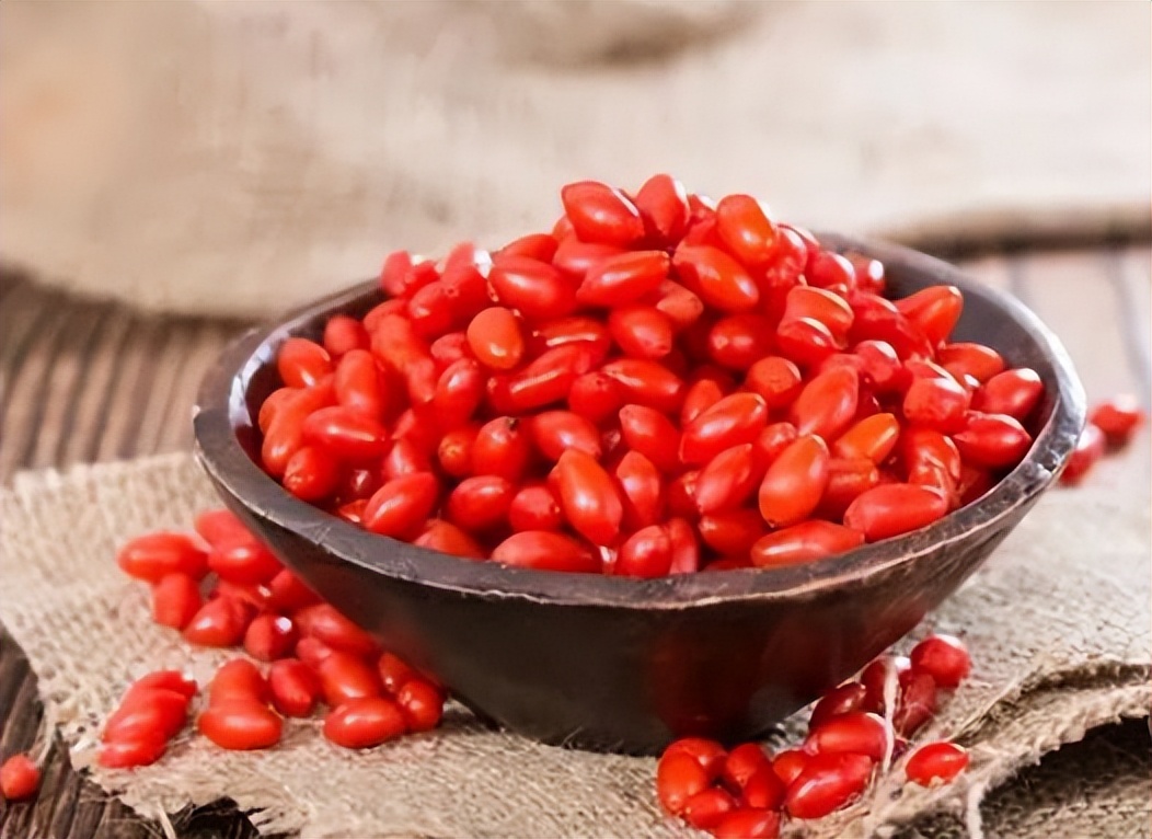 男人喝枸杞水能降血糖吗,长期用枸杞泡水喝是养肾还是伤肾