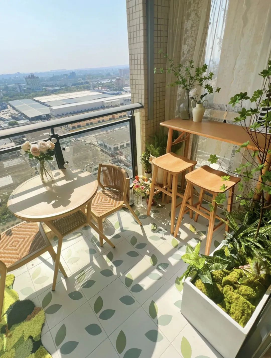 阳台用瓷砖好还是防腐木好,阳台地面铺防腐木好还是地砖好