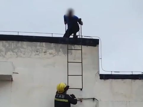 天津消防员牺牲未婚妻守护爱情,消防员求婚接到出警任务队友推开