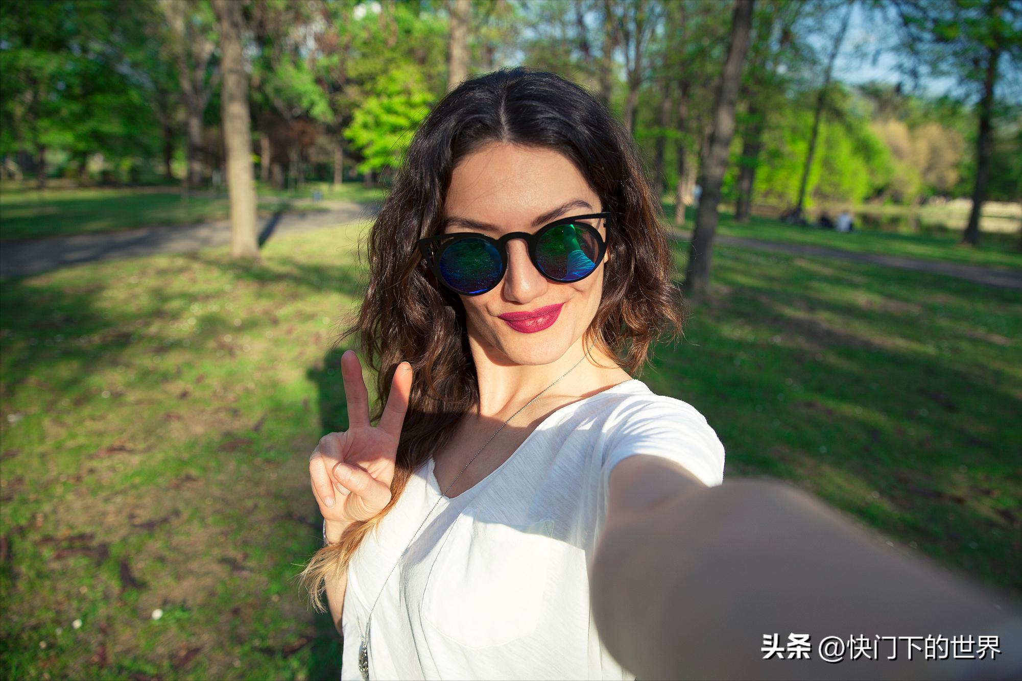 为啥拍照比镜子里看自己丑,为啥镜子里自己好好看拍照却很丑