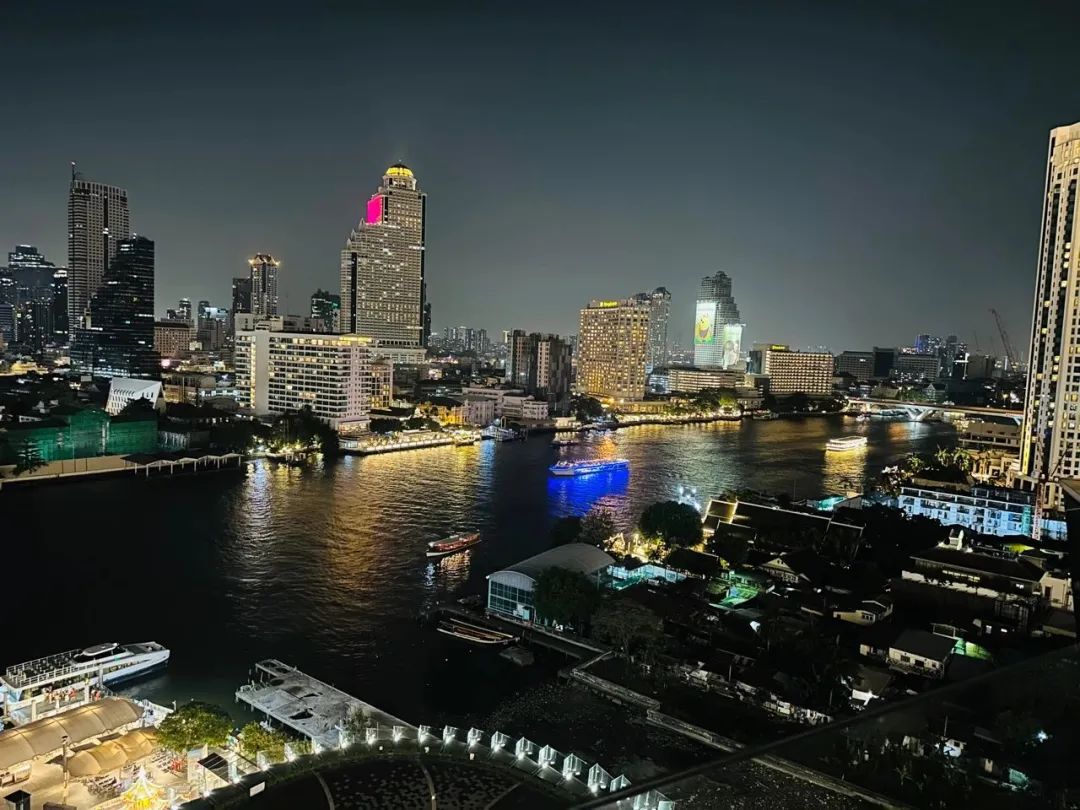 一对年轻夫妇在国外买房,一对英国夫妇靠100套房子收租