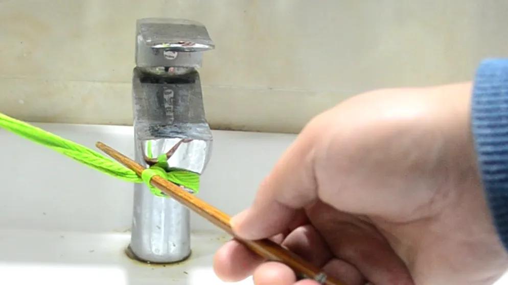 柜门铰链上的螺丝掉了是什么原因,柜门铰链两个螺丝