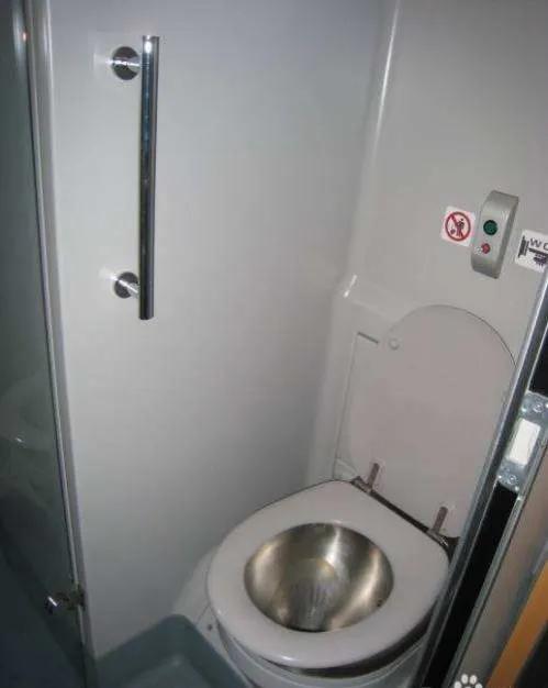 铁路厕所粪便往哪里排,铁路上厕所技巧