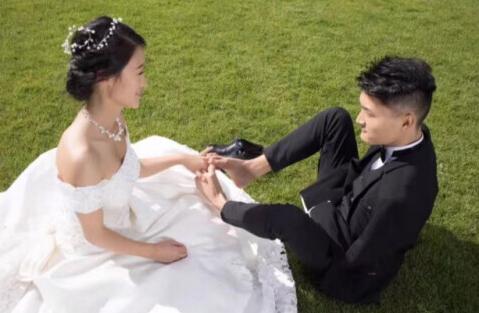 6岁小男孩失去双臂用脚写字,6岁失去双腿19岁单手爬进终点