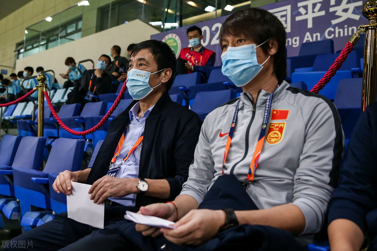 大哥你玩足球，你玩它有啥用啊？刘强东又来蹭玩足球了？