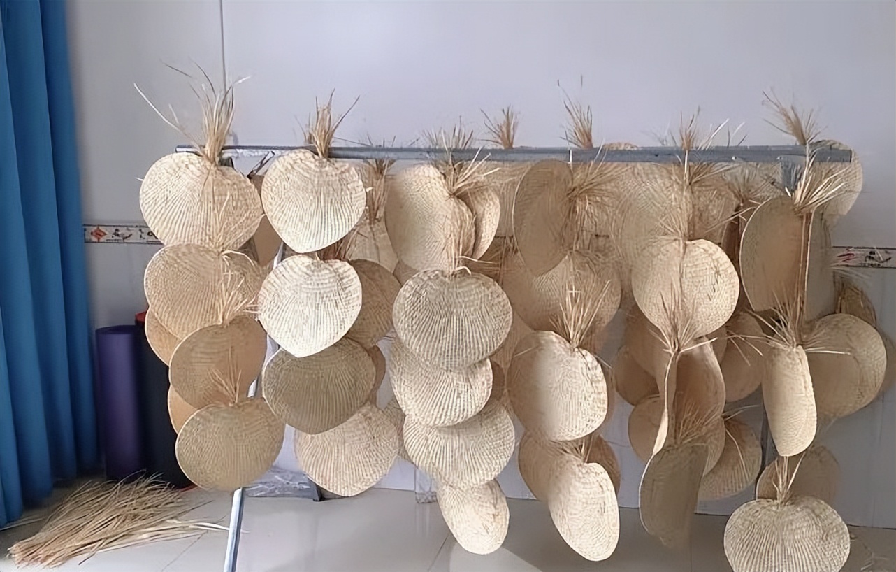 湖南小伙卖3000多个老蒲扇，做一个被抢一个，订单翻倍