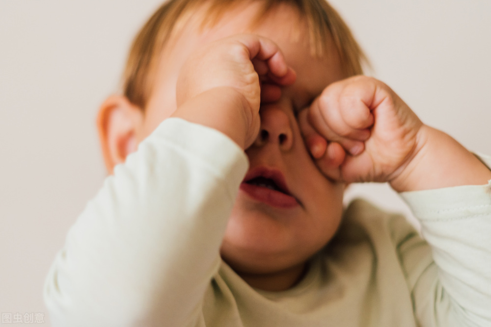 宝宝总是拍别人的头,宝宝有时候拍自己头怎么回事