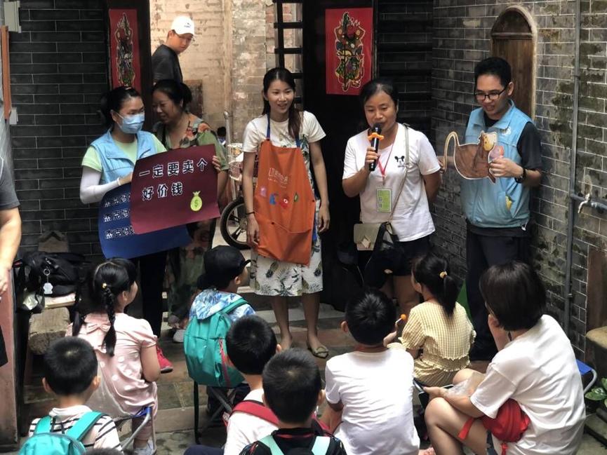 广州抗疫志愿者为医护人员送饭,传递正能量抗疫志愿者