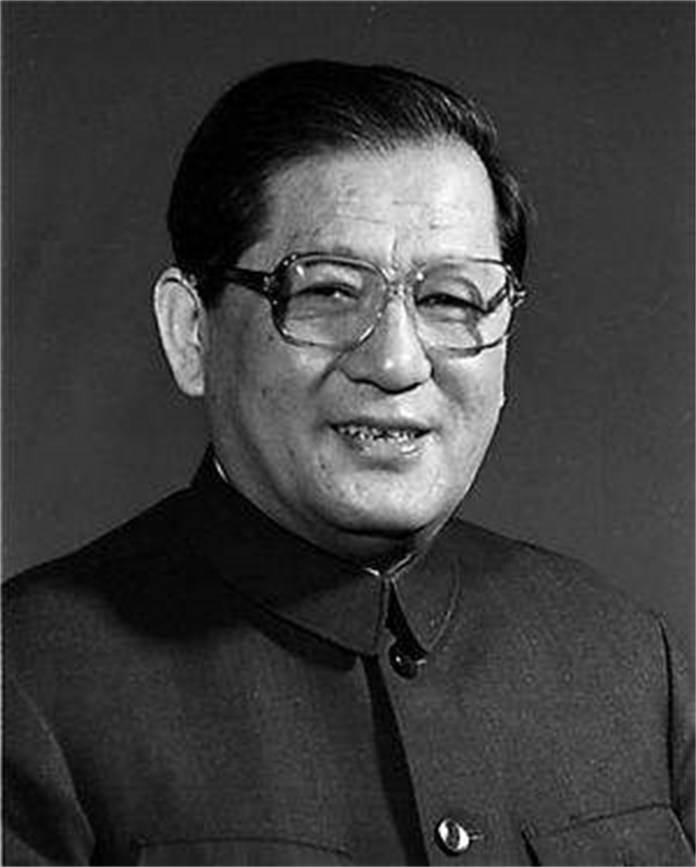 机械厂普通工人，55岁官至副国级，历任北京市委书记，此人是谁？