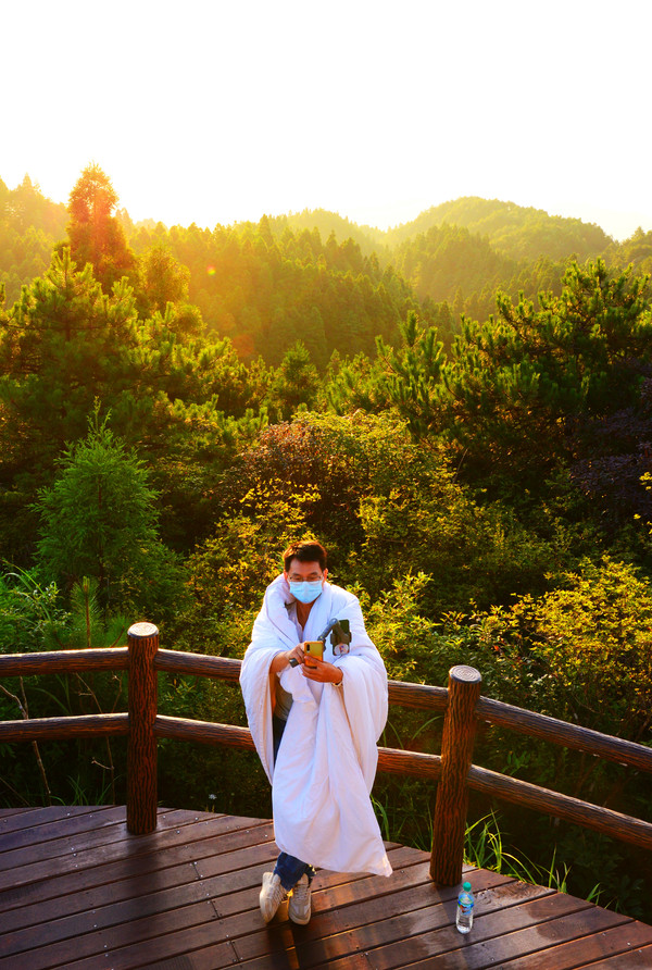 羊狮慕与张家界哪个好,江西明月山和羊狮慕哪个更值得去