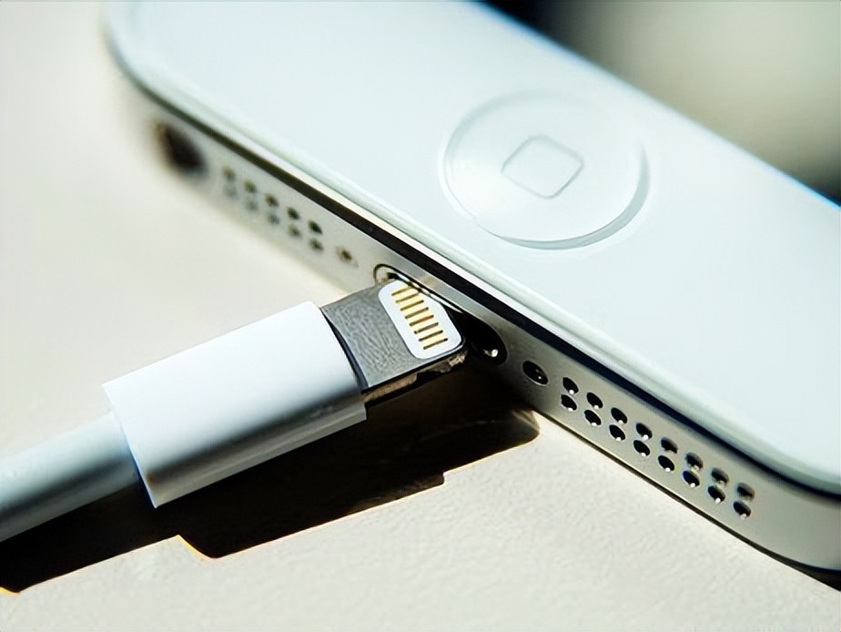 工信部：必须使用C口！库克：好！iPhone15照样采用“加密接口”