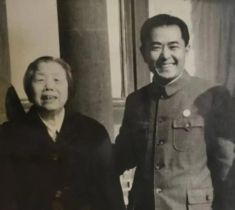 他因太像周总理，看了他的电影*颖超邓**激动落泪，后被邀请做客