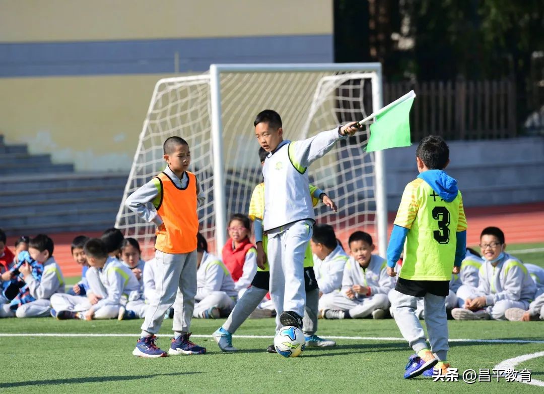 班级球赛氛围,学生教室足球世界杯