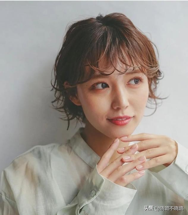 流行女款露耳烫发,2019流行发型中年女烫发