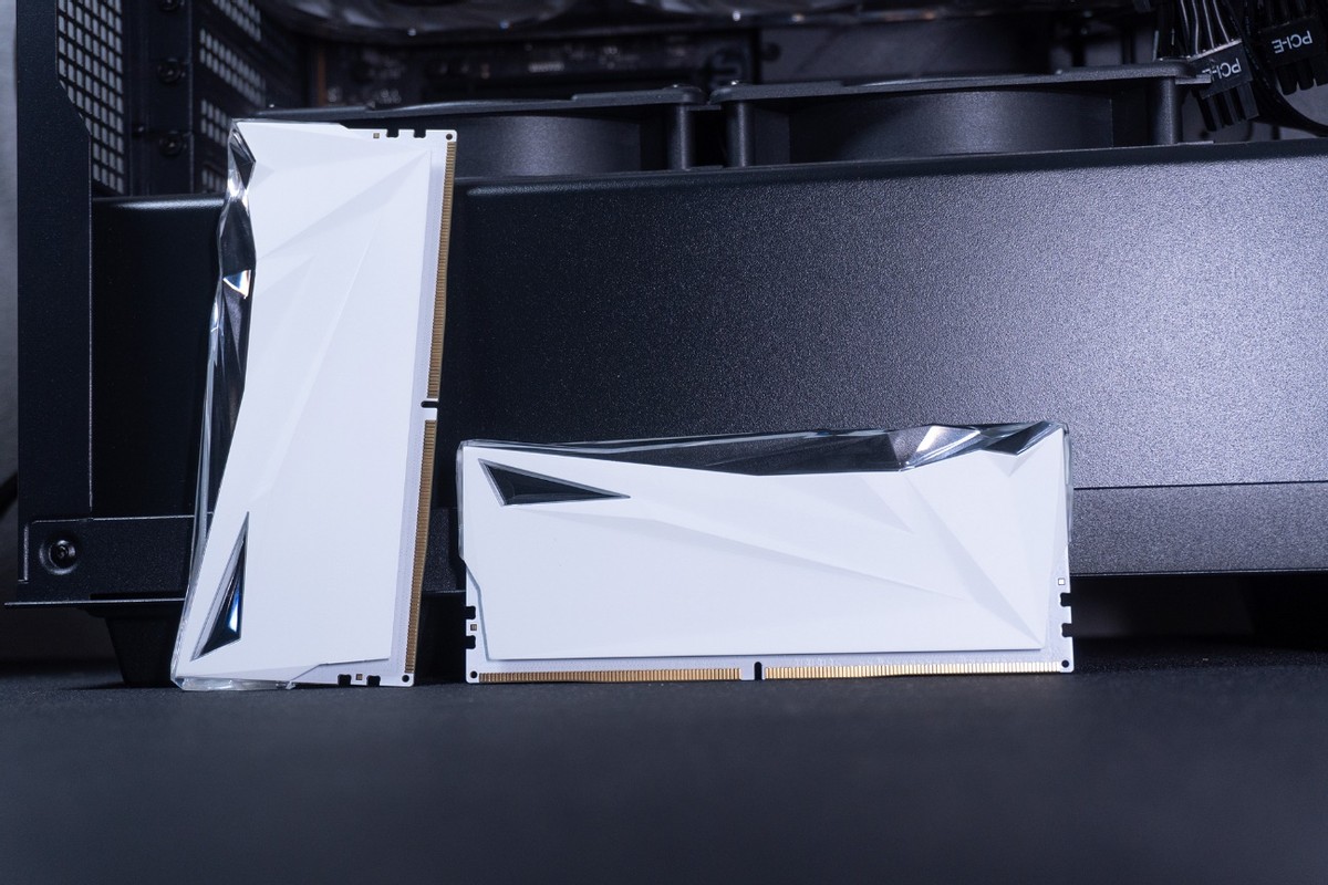 一键开启XMP，频率立刻翻倍6400，影驰星曜D5内存尝鲜