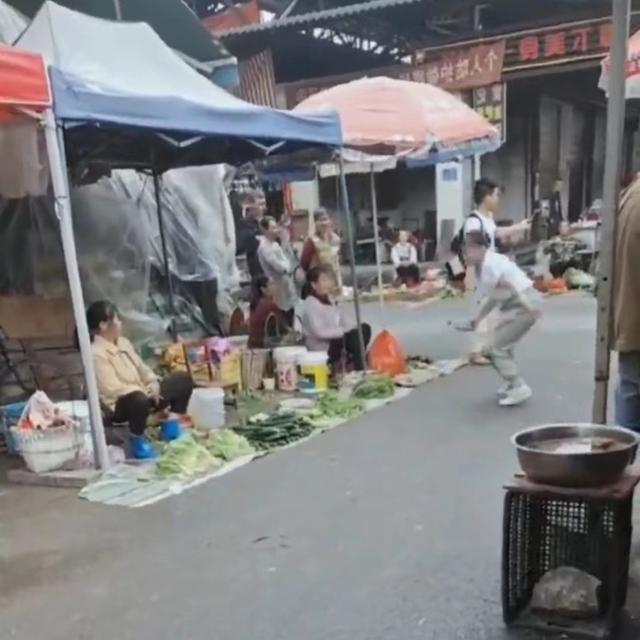 女子买菜忘带钱，大妈让她表演才艺抵买菜款，女子当街表演翻跟斗