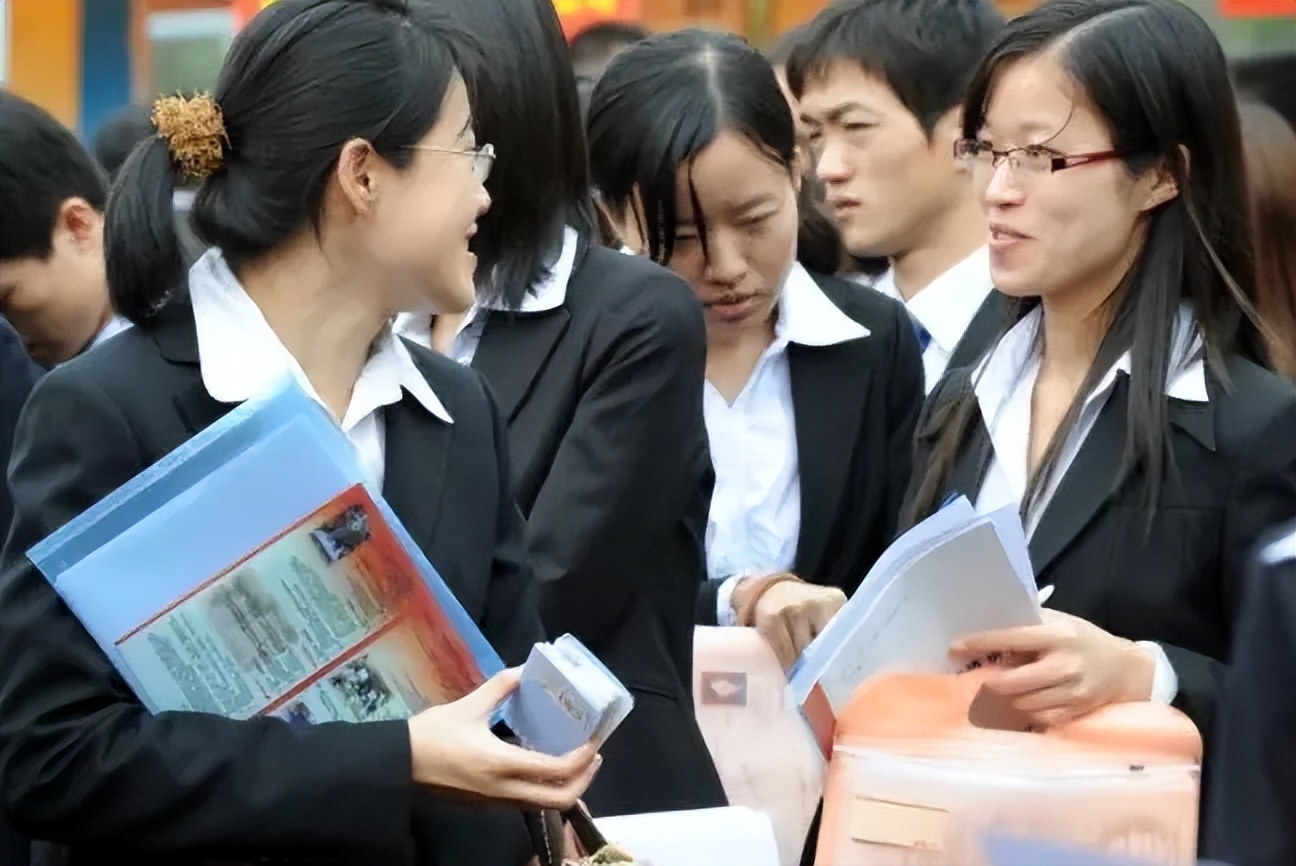 公务员凭啥是“铁饭碗”？看了正科级待遇后才懂，难怪越老越吃香