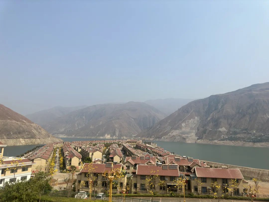 警察查无人区拦车真实事件,警察在马路拦车抓捕现场