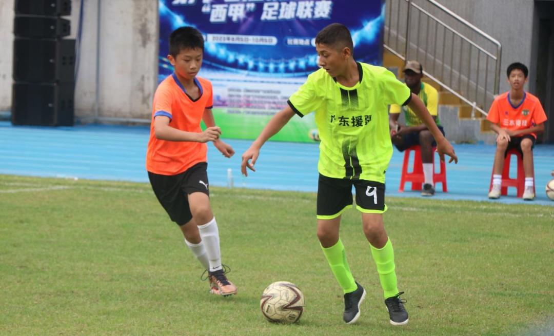 以赛会友，佛伽足球少年绿茵场上“秀脚法”