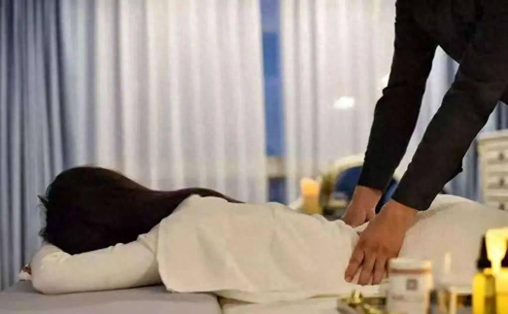 江苏一“鸭店”被警方捣毁，嫖客竟全是女富婆，最小嫖客才25岁！