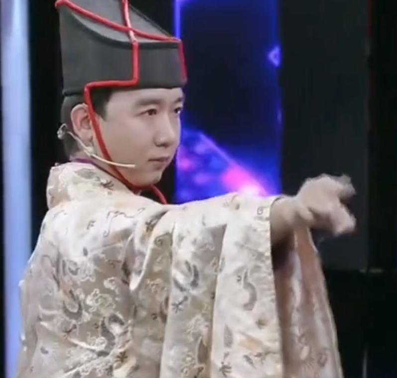 小伙模仿电影练成摘叶飞花,东方不败的飞花神功