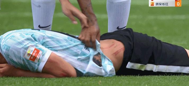 国脚水平菜脾气大？徐新飞踹染红+“破门”，情节恶劣引争议？